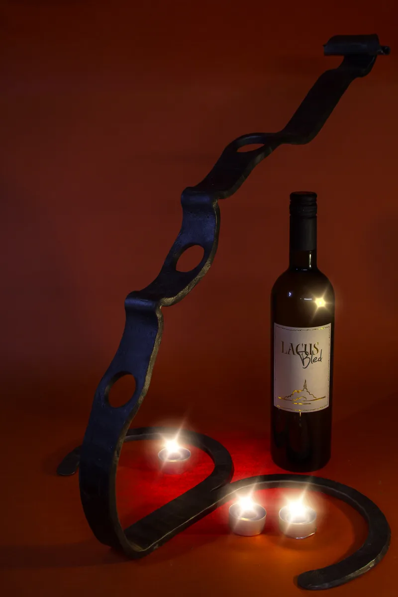 Kovano stojalo za vino Trak