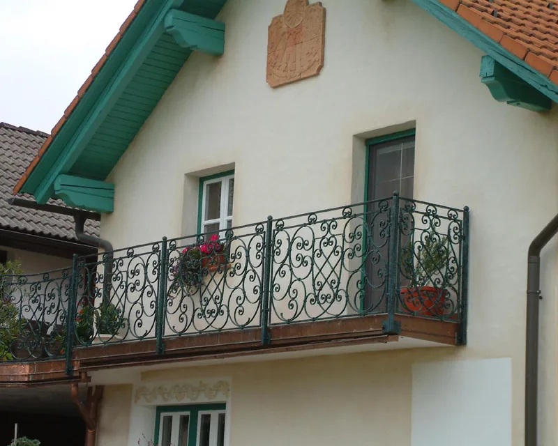 Kovana balkonska ograja, Gmajna