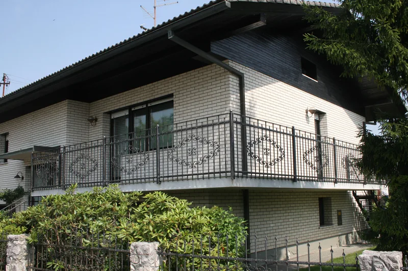 Kovana balkonska ograja, Domžale
