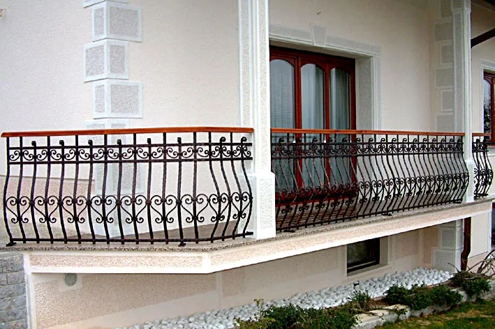 Kovana balkonska ograja, Podcerkev