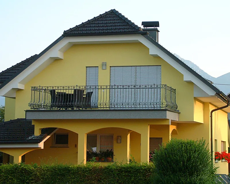 Kovana balkonska ograja, Srednja Vas