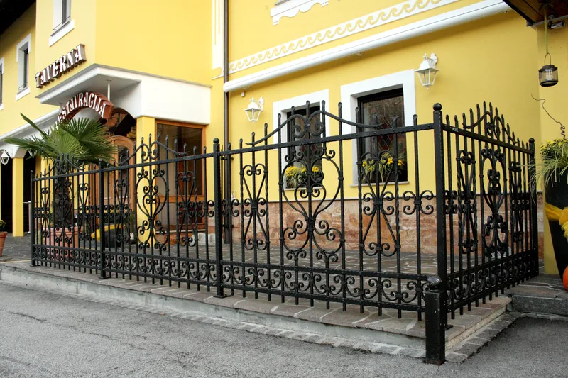 Kovana ograja gostilniške terase