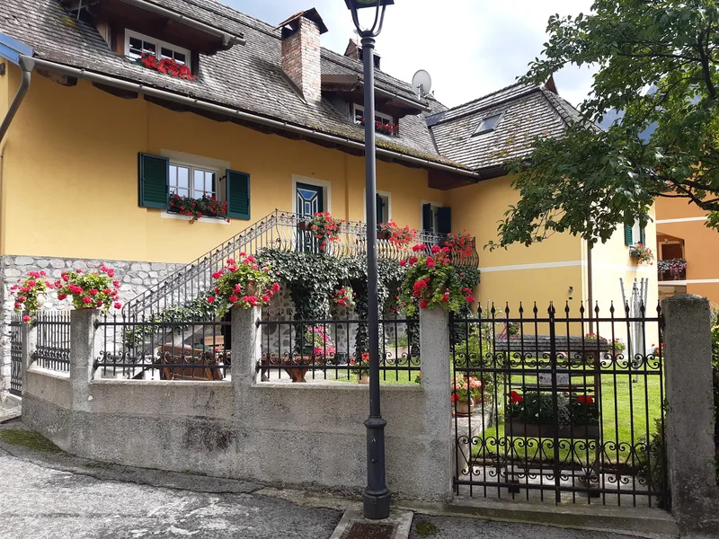 Kovana ulična ograja s sulicami