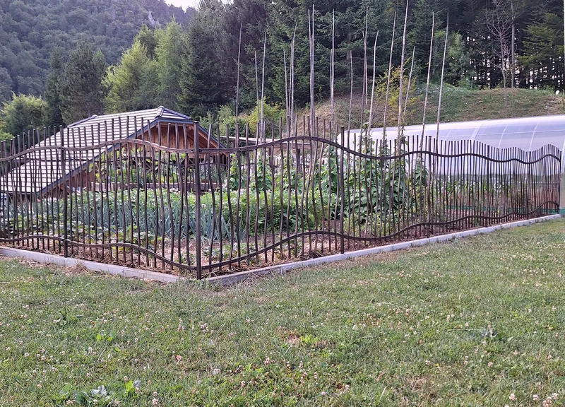 Kovana ograjica za vrt
