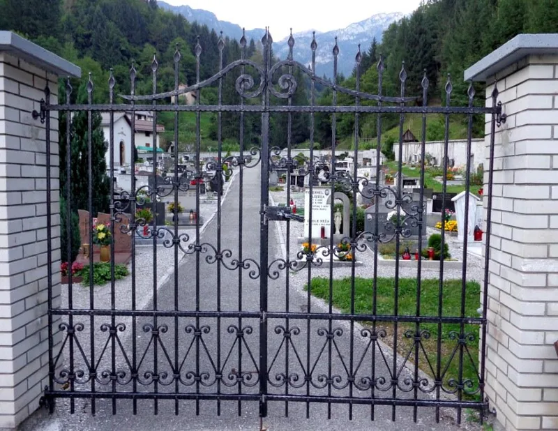 Kovana pokopališka vrata